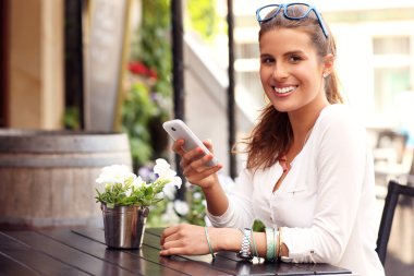 Akıllı telefon kullanan mutlu kadın.