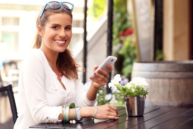 Akıllı telefon kullanan mutlu kadın.