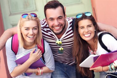 Mutlu öğrencilerin eğitim grubu