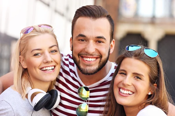 Gruppe glücklicher Freunde — Stockfoto