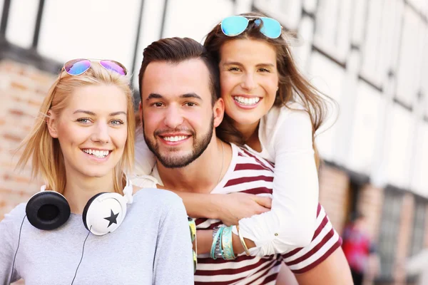 Gruppe glücklicher Freunde — Stockfoto