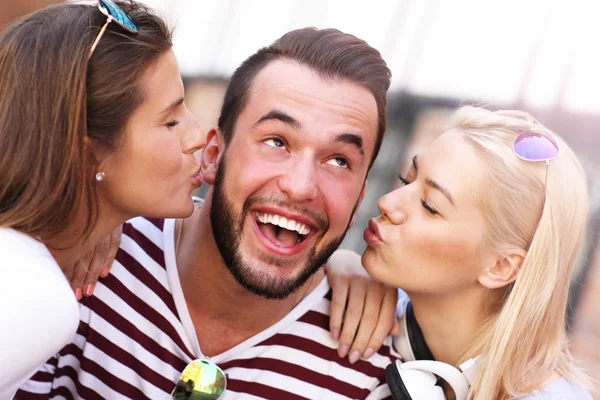 Due donne che baciano un uomo — Foto Stock