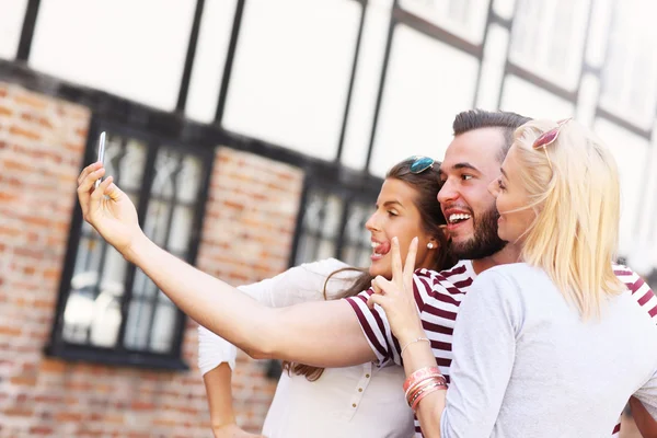 Ομάδα του happy φίλοι λαμβάνοντας selfie — Φωτογραφία Αρχείου