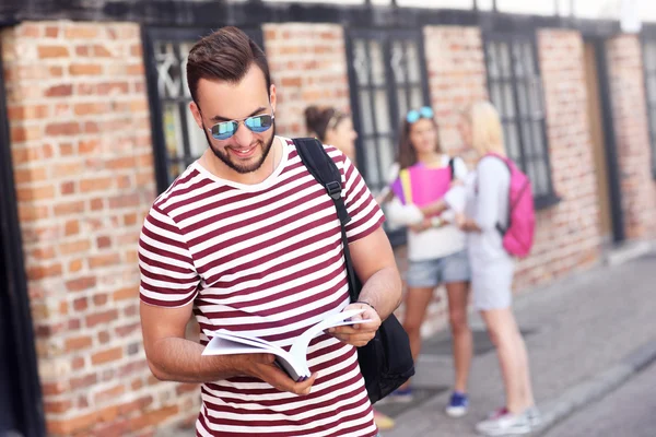 Groep gelukkige studenten studeren — Stockfoto