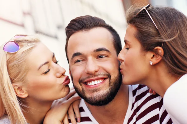 남자에게 키스하는 두 여자 — 스톡 사진