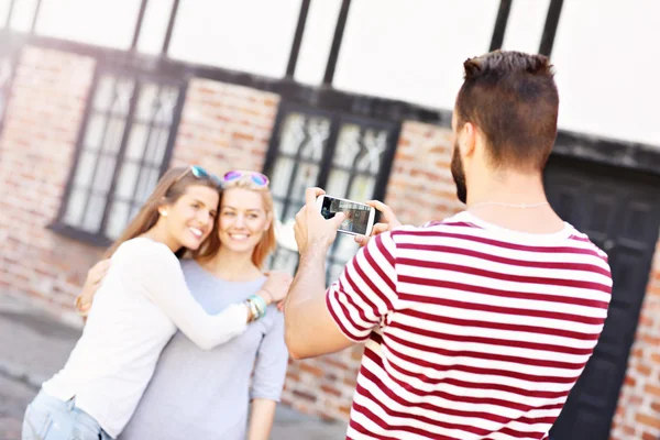 Skupina happy přátel fotografování — Stock fotografie