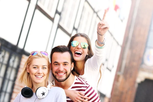 Grupo de amigos felizes — Fotografia de Stock