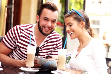 bir kafede frappe içme turist