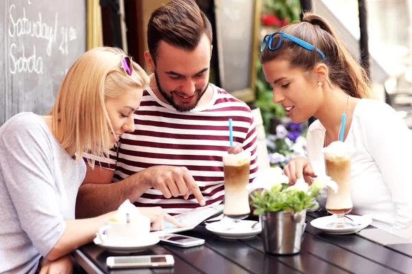 Tourists looking at map in a cafe — Stock Photo, Image