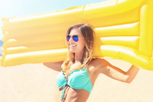 Mooie vrouw met matras op het strand — Stockfoto