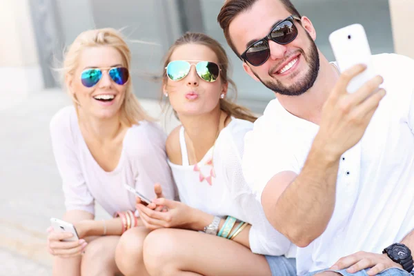 Gruppo di amici che scattano selfie — Foto Stock