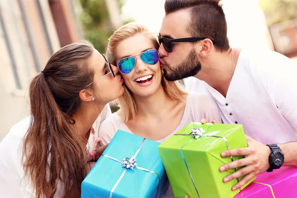 Grupo de amigos celebrando cumpleaños — Foto de Stock