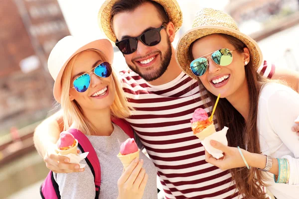 Amigos comiendo helado en Gdansk — Foto de Stock