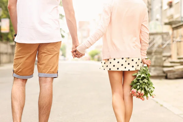 Coppia romantica a piedi in città — Foto Stock