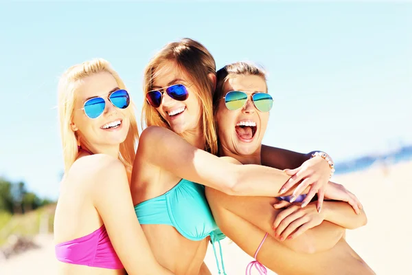 Vrouwen plezier op het strand — Stockfoto