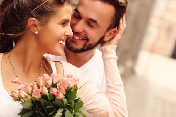 Молодая романтическая пара с цветами — стоковое фото