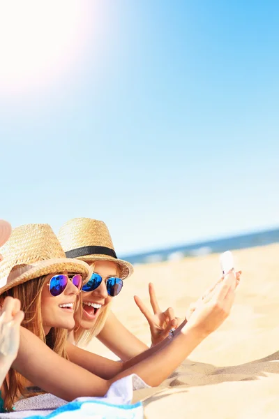 Grupa przyjaciół przy selfie na plaży — Zdjęcie stockowe