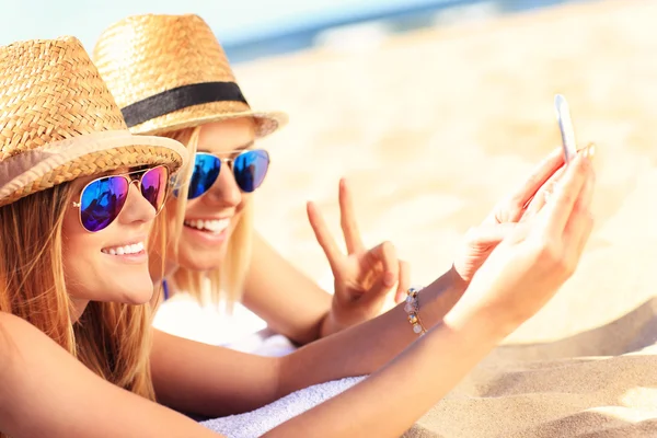 Gruppo di amici che scattano selfie sulla spiaggia — Foto Stock