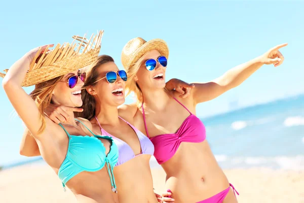 Vrouwen plezier op het strand — Stockfoto