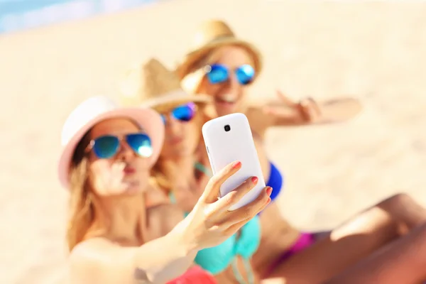 Gruppo di amici che scattano selfie — Foto Stock