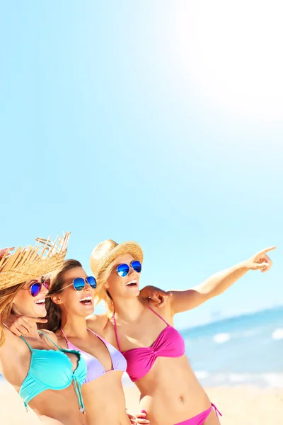 Vrouwen plezier op het strand — Stockfoto