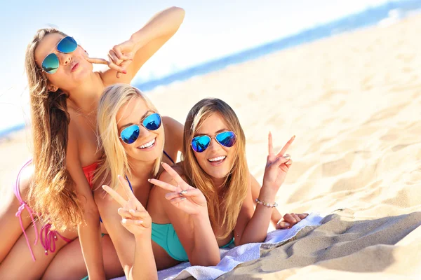 Gruppo di donne si divertono sulla spiaggia — Foto Stock