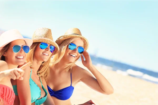 Grupp vänner sola på stranden — Stockfoto