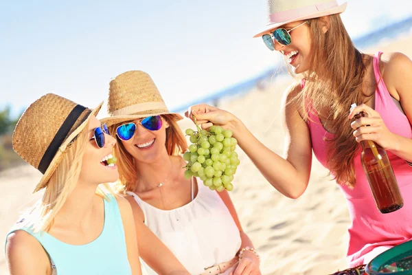 Chicas amigas de picnic en la playa — Foto de Stock
