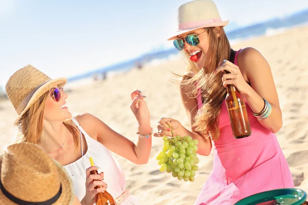 Chicas amigas de picnic en la playa — Foto de Stock