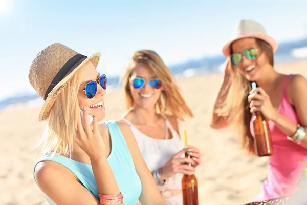 Flicka vänner på picknick på stranden — Stockfoto