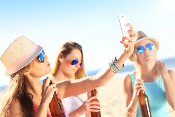 Filles amis sur le pique-nique sur la plage — Photo