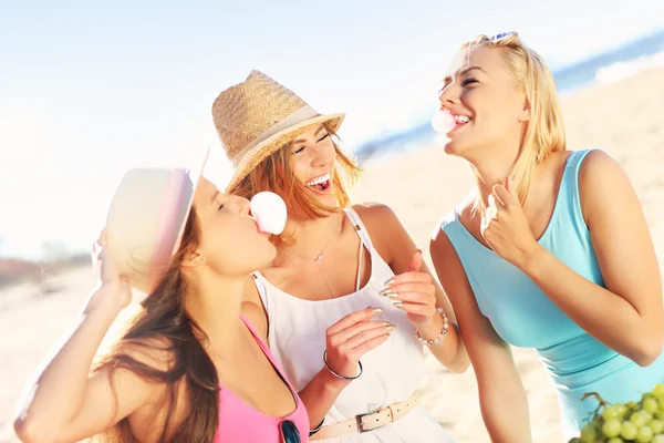 Дівчата друзі на пікніку на пляжі — стокове фото