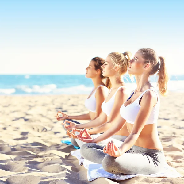 Gruppe von Frauen praktiziert Yoga — Stockfoto