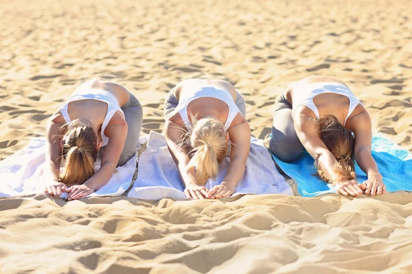 Grupo de mujeres practicando yoga — Foto de Stock