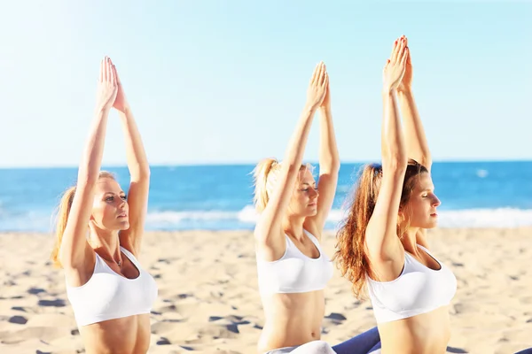 Grupo de mujeres practicando yoga —  Fotos de Stock