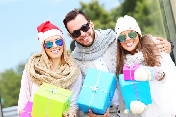 Group of friends holding Christmas presents — Stock Photo, Image