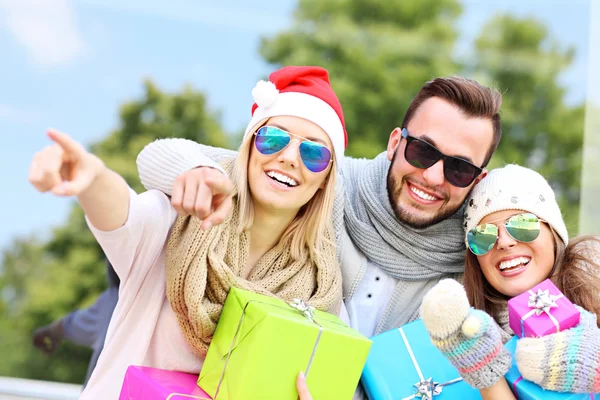 Grupo de amigos celebrando regalos de Navidad — Foto de Stock