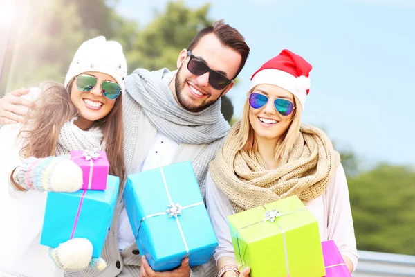 Grupp vänner hålla jul presenterar — Stockfoto