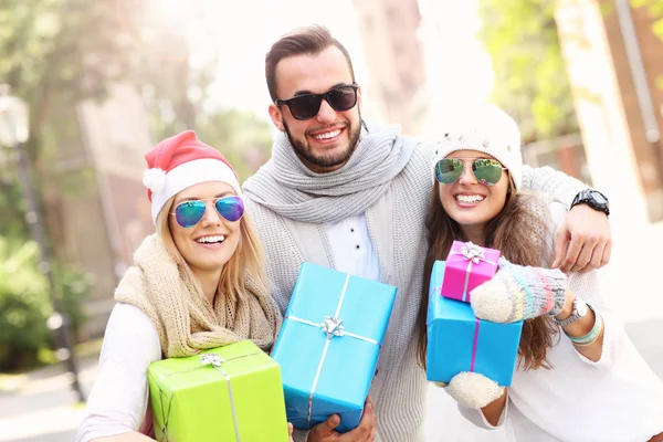 Grupo de amigos segurando presentes de Natal — Fotografia de Stock