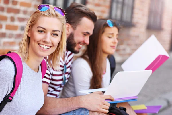 Groep studenten zitten in de campus — Stockfoto