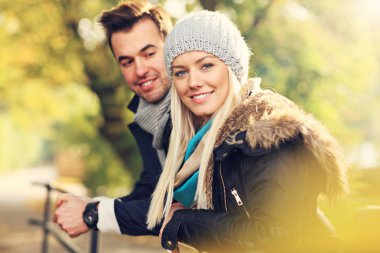 Sonbahar parkta genç Romantik Çift