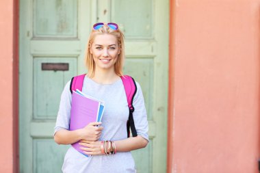 Genç kız öğrencinin kampüs