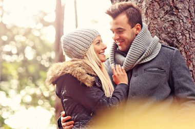 Sonbahar ormanında genç Romantik Çift