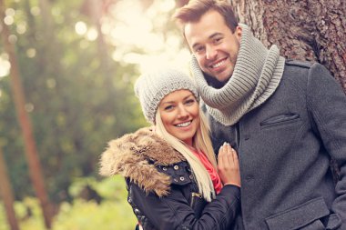 Sonbahar ormanında genç Romantik Çift