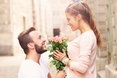 Şehirde nişanlanmak Romantik Çift