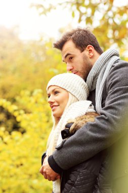 Sonbahar parkta genç Romantik Çift