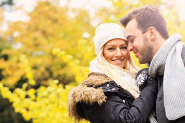 Sonbahar parkta genç Romantik Çift