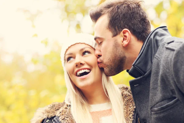 Giovane coppia romantica nel parco in autunno — Foto Stock