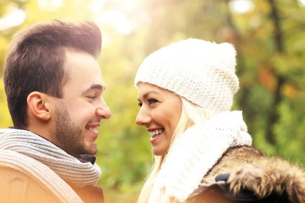 Pareja romántica joven en el parque en otoño —  Fotos de Stock