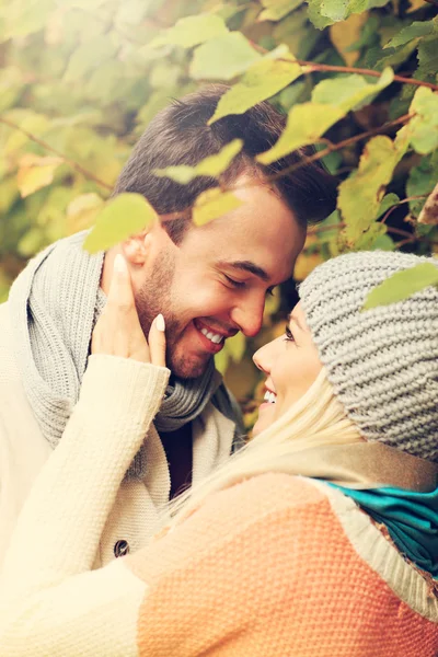 Pareja romántica joven en el parque en otoño —  Fotos de Stock